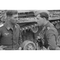 Deux sous-lieutenants devant un blindé Panzer-III de la 5.Panzer-Division, l'officier de gauche dépend du Leichte Flak Abteilung 71 (11.Panzer-Division).