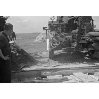 Mouvement d'une batterie de FlaK, un canon de 3,7 cm FlaK 18 est attelé à un camion Henschel 33D.