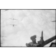 Parti du terrain d'aviation de Valence, un vol d'entraînement de jeunes pilotes aux commandes de planeurs du IIIe groupe du Luftlandegeschwader 1.