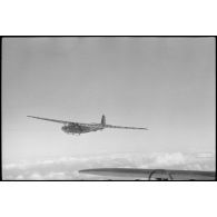 Parti du terrain d'aviation de Valence, un vol d'entraînement de jeunes pilotes aux commandes de planeurs du IIIe groupe du Luftlandegeschwader 1.