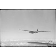 Parti du terrain d'aviation de Valence, un vol d'entraînement de jeunes pilotes aux commandes de planeurs du IIIe groupe du Luftlandegeschwader 1.