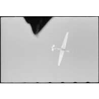 Parti du terrain d'aviation de Valence, un vol d'entraînement de jeunes pilotes aux commandes de planeurs du IIIe groupe du Luftlandegeschwader 1.