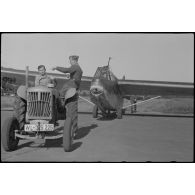 Sur le terrain d'aviation de Banak (Norvège), un tracteur agricole de la marque Case prend en charge le planeur DFS-230 immatriculé LB+1-93.