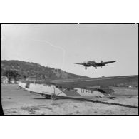 Un bombardier Dornier Do-17 se pose sur le terrain d'aviation de Banak (Norvège), au premier plan le planeur DFS-230 immatriculé LB+1-93 appartenant au 8./Luftlandegechwader 1 (8./LLG 1).
