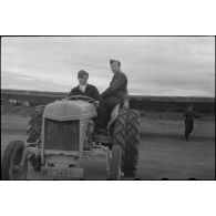 Sur la piste du terrain d'aviation, un tracteur agricole tracte le planeur DFS-230 du Luftlandegeschwader 1 (8./LLG 1) vers un nouvel emplacement.