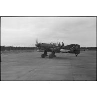Un Junkers Ju-87 Stuka utilisé comme tracteur de planeur au sein du Luftlandegeschwader 1 (8./LLG 1) s'apprête à remorquer un DFS-230.