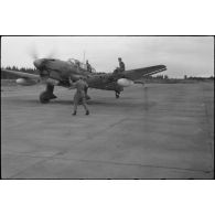 Un Junkers Ju-87 Stuka utilisé comme tracteur de planeur au sein du Luftlandegeschwader 1 (8./LLG 1) s'apprête à remorquer un DFS-230.