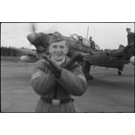 Un Junkers Ju-87 Stuka utilisé comme tracteur de planeur au sein du Luftlandegeschwader 1 (8./LLG 1) s'apprête à remorquer un DFS-230.