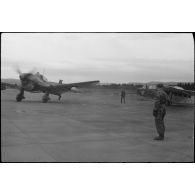 Un Junkers Ju-87 Stuka utilisé comme tracteur de planeur au sein du Luftlandegeschwader 1 (8./LLG 1) s'apprête à remorquer un DFS-230.