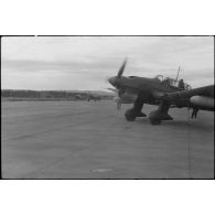 Un Junkers Ju-87 Stuka utilisé comme tracteur de planeur au sein du Luftlandegeschwader 1 (8./LLG 1) s'apprête à remorquer un DFS-230.