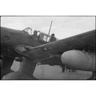 Un Junkers Ju-87 Stuka utilisé comme tracteur de planeur au sein du Luftlandegeschwader 1 (8./LLG 1) s'apprête à remorquer un DFS-230.