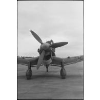 Un Junkers Ju-87 Stuka utilisé comme tracteur de planeur au sein du Luftlandegeschwader 1 (8./LLG 1) s'apprête à remorquer un DFS-230.