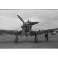 Un Junkers Ju-87 Stuka utilisé comme tracteur de planeur au sein du Luftlandegeschwader 1 (8./LLG 1) s'apprête à remorquer un DFS-230.