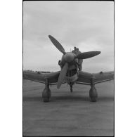 Un Junkers Ju-87 Stuka utilisé comme tracteur de planeur au sein du Luftlandegeschwader 1 (8./LLG 1) s'apprête à remorquer un DFS-230.