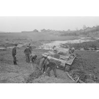 Un blindé Panzer-III de la 5.Panzer-Division embourbé.