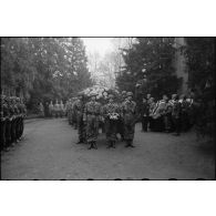 A Bonn, une garde d'honneur composée de parachutistes se positionne devant le cercueil du lieutenant-colonel (Oberstleutnant) Walter Koch.