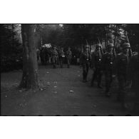 A Bonn, lors des obsèques du lieutenant-colonel Walter Koch, le cortège rejoint le cimetière.