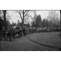A Bonn, lors des obsèques du lieutenant-colonel Walter Koch, les différentes couronnes sont portées par des soldats, policiers ou membres locaux du parti national socialiste.