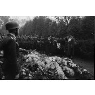 Au cimetière de Bonn, recueillement devant la tombe du lieutenant-colonel Walter Koch.
