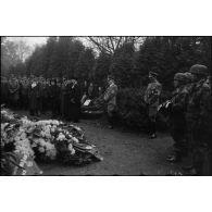 A Bonn, la fin de la cérémonie des obsèques du lieutenant-colonel Walter Koch.