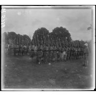 Yaoundé. Tirailleurs à l'exercice sur la place d'armes. [légende d'origine]