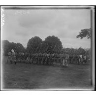 Yaoundé. Tirailleurs à l'exercice sur la place d'armes. [légende d'origine]