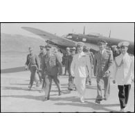 Arrivée du Generalleutnant Martin Fiebig sur le terrain de Maritsa (Rhodes), accueil par l'amiral italien Inigo Campioni.