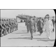 Le général (Generalleutnant) Martin Fiebig passe en revue un piquet d'honneur sur le terrain de Maritsa (Rhodes).