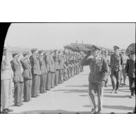 Le général (Generalleutnant) Martin Fiebig passe en revue un piquet d'honneur sur le terrain de Maritsa (Rhodes).