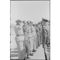 Le général (Generalleutnant) Martin Fiebig passe en revue un piquet d'honneur sur le terrain de Maritsa (Rhodes).