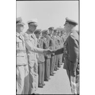 Le général (Generalleutnant) Martin Fiebig passe en revue un piquet d'honneur sur le terrain de Maritsa (Rhodes).