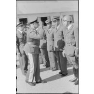 Le général (Generalleutnant) Martin Fiebig passe en revue un piquet d'honneur sur le terrain de Maritsa (Rhodes).