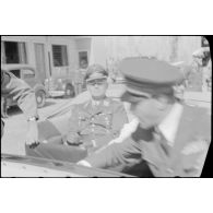 Le général (Generalleutnant) Martin Fiebig, commandant du X.Fliegerkorps et l'amiral italien Inigo Campioni.