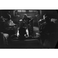 L'amiral italien Inigo Campioni reçoit le général allemand Martin Fiebig.