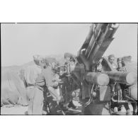 Instruction d'artilleurs italiens sur un canon de DCA  8,8 cm FlaK.