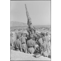 Instruction d'artilleurs italiens sur un canon de DCA  8,8 cm FlaK.