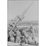 Instruction d'artilleurs italiens sur un canon de DCA  8,8 cm FlaK.