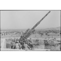 Instruction d'artilleurs italiens sur un canon de DCA  8,8 cm FlaK.