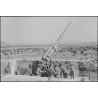 Instruction d'artilleurs italiens sur un canon de DCA  8,8 cm FlaK.