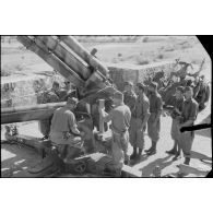 Instruction d'artilleurs italiens sur un canon de DCA  8,8 cm FlaK.