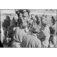 Instruction d'artilleurs italiens sur un canon de DCA  8,8 cm FlaK.