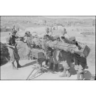 Instruction d'une équipe de direction de tir de l'armée italienne sur un télémètre (Entfernungmesser 4mRH ou Kommandogerät) servant de guide au tir d'une batterie de 8,8 cm FlaK.