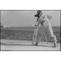 Le caméraman Hermann Dressler filme la ville de Rhodes à l'aide d'une Arriflex.
