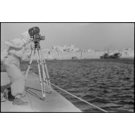 Le caméraman Hermann Dressler filme la ville de Rhodes à l'aide d'une Arriflex.