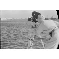 Le caméraman Hermann Dressler filme la ville de Rhodes à l'aide d'une Arriflex.