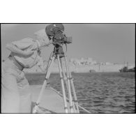 Le caméraman Hermann Dressler filme la ville de Rhodes à l'aide d'une Arriflex.