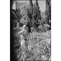 Le caméraman Hermann Dressler filme la ville de Rhodes à l'aide d'une Arriflex.