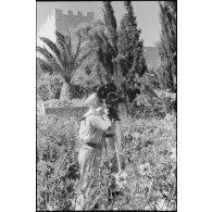 Le caméraman Hermann Dressler filme la ville de Rhodes à l'aide d'une Arriflex.