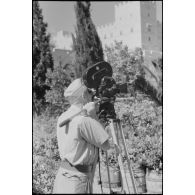 Le caméraman Hermann Dressler filme la ville de Rhodes à l'aide d'une Arriflex.