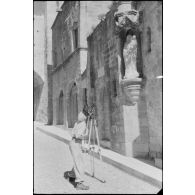 Le caméraman Hermann Dressler filme la statue de Vierge à l'enfant, dans la ville de Rhodes.